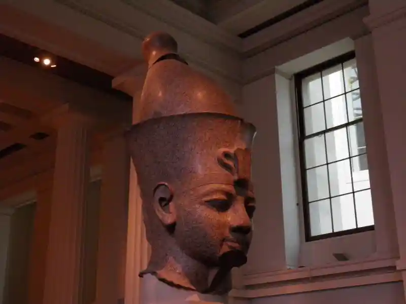 Fish-like headwear on the colossal red granite statue of Amenhotep III